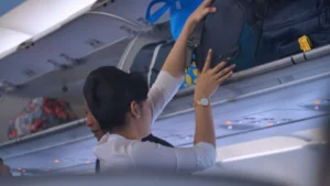 Aeronave comercial em solo em aeroporto brasileiro