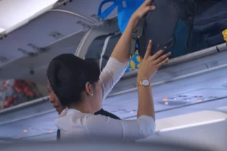 Aeronave comercial em solo em aeroporto brasileiro