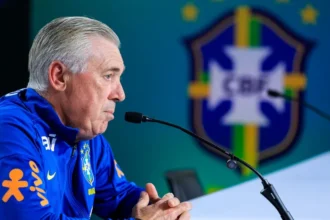 Jogador de futebol em campo durante partida.