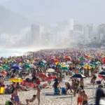 Termômetro sob sol forte representando onda de calor