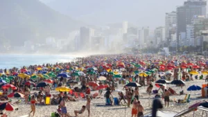 Termômetro sob sol forte representando onda de calor