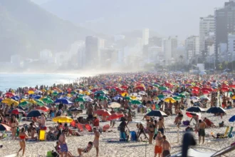 Termômetro sob sol forte representando onda de calor