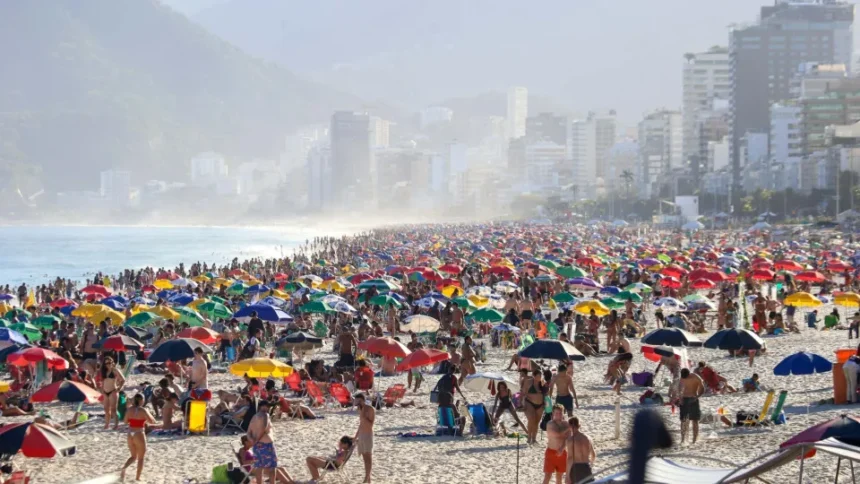 Termômetro sob sol forte representando onda de calor