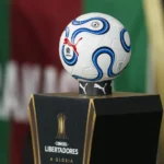 Jogadores em campo durante partida válida pela Copa Libertadores