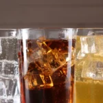 Copos com refrigerante e bebidas açucaradas sobre a mesa