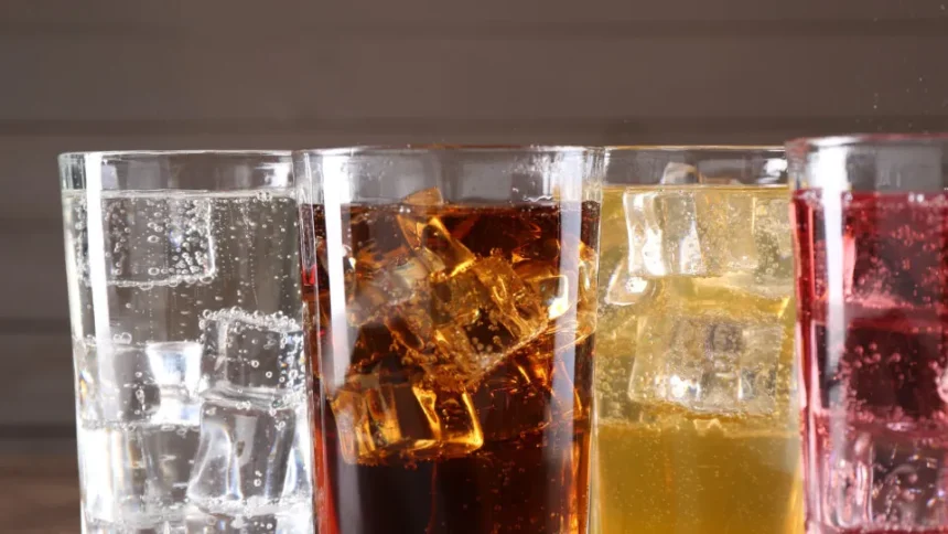 Copos com refrigerante e bebidas açucaradas sobre a mesa