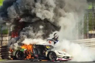 Carro de piloto pega fogo após acidente no China GT
