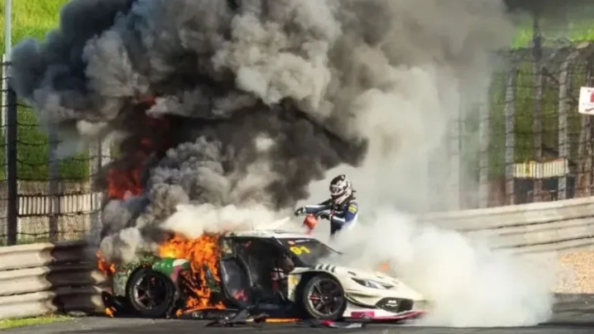 Carro de piloto pega fogo após acidente no China GT