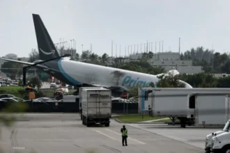 Avião de carga em chamas após sair da pista em Miami