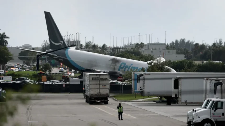 Avião de carga em chamas após sair da pista em Miami