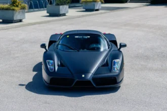 Ferrari Enzo com pintura preta fosca Matte Nero Opaco