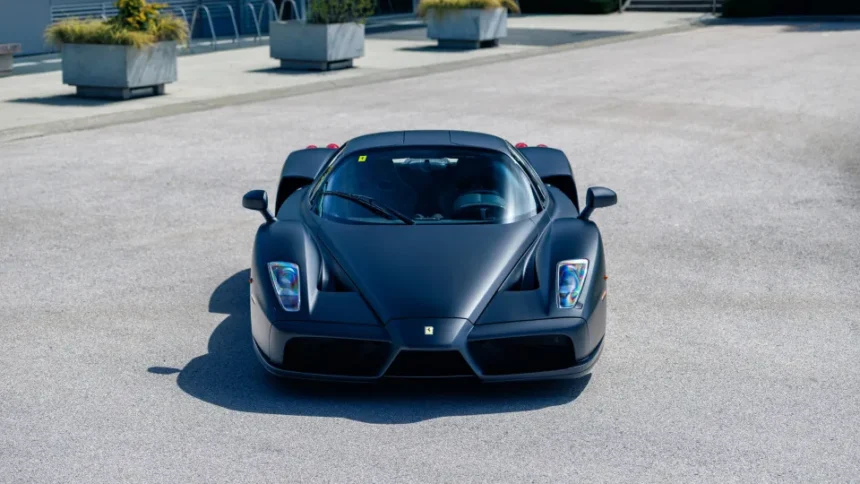 Ferrari Enzo com pintura preta fosca Matte Nero Opaco
