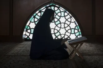 Silhueta de construções religiosas contra um horizonte ao entardecer.