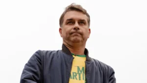 Flávio Bolsonaro cria rede de fiscais para acompanhar eleição