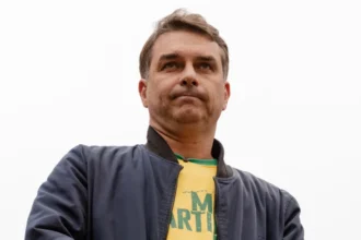 Flávio Bolsonaro cria rede de fiscais para acompanhar eleição