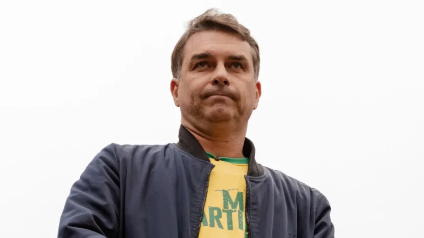 Flávio Bolsonaro cria rede de fiscais para acompanhar eleição