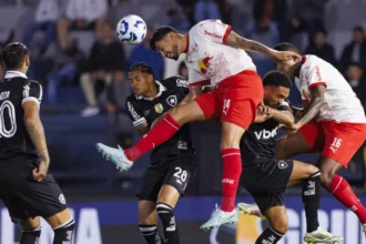 Jogadores de Botafogo e Bragantino em partida do Brasileirão
