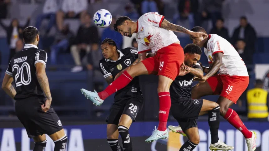 Jogadores de Botafogo e Bragantino em partida do Brasileirão