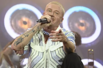 Rapper Macklemore em apresentação ao vivo