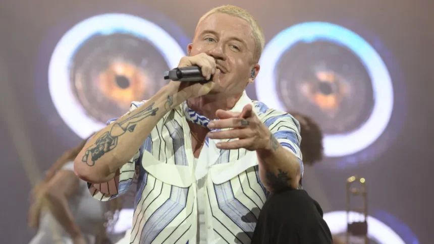 Rapper Macklemore em apresentação ao vivo