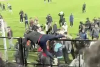 Jogadores em campo durante partida da Copa Libertadores