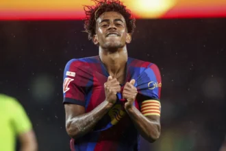 Lamine Yamal em partida oficial pelo Barcelona