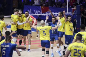 Jogadores da seleção brasileira comemoram ponto durante partida no Maracanãzinho