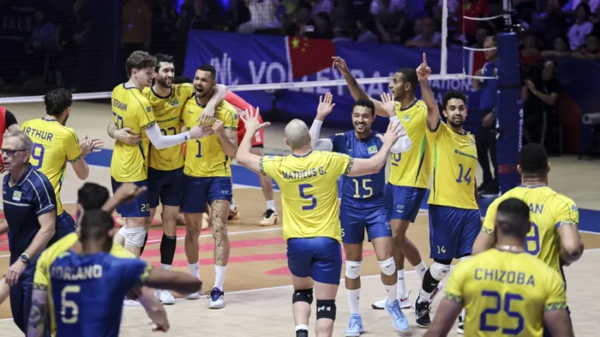Jogadores da seleção brasileira comemoram ponto durante partida no Maracanãzinho