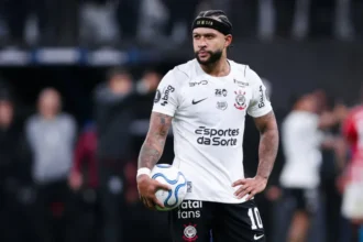 Atacante Memphis Depay em partida oficial pelo Corinthians