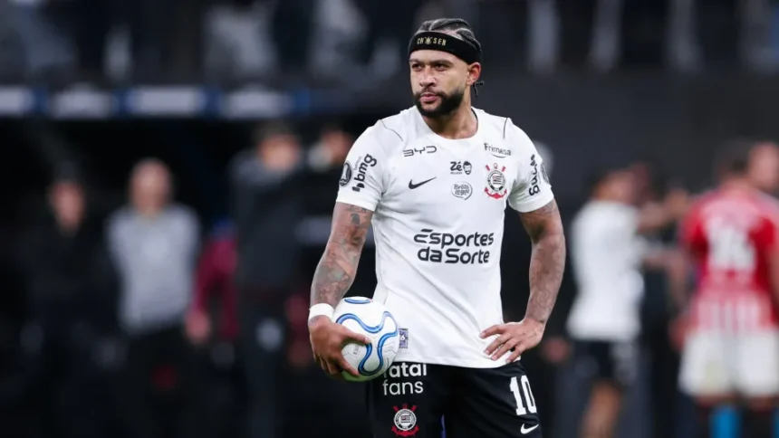 Atacante Memphis Depay em partida oficial pelo Corinthians