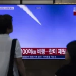 Líder norte-coreano Kim Jong-un acompanhando testes militares