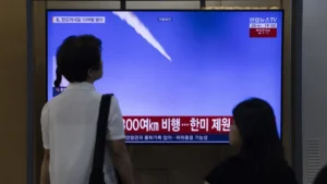 Líder norte-coreano Kim Jong-un acompanhando testes militares