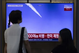 Líder norte-coreano Kim Jong-un acompanhando testes militares