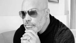 Cantor Rick Sollo em apresentação musical