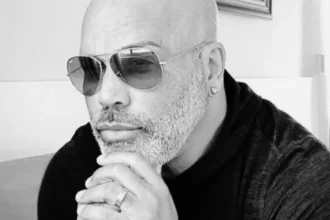 Cantor Rick Sollo em apresentação musical