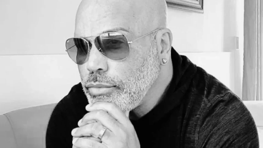 Cantor Rick Sollo em apresentação musical