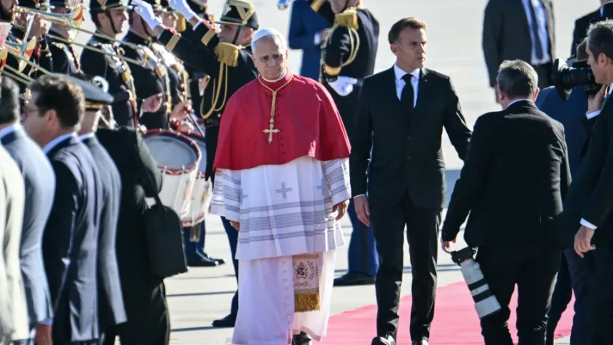Chegada do Papa Leão XIV à França