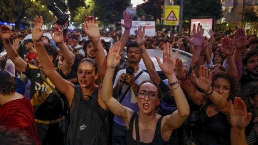 Protesto em rua de Madri contra a crise de habitação e despejos