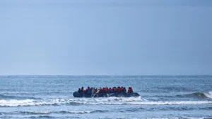 Embarcação de resgate de migrantes no mar