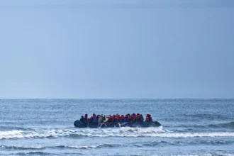 Embarcação de resgate de migrantes no mar