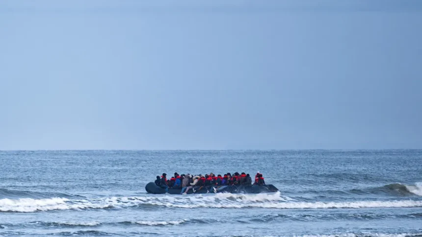 Embarcação de resgate de migrantes no mar