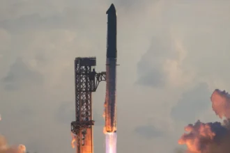 Megafoguete Starship sendo lançado de base no Texas