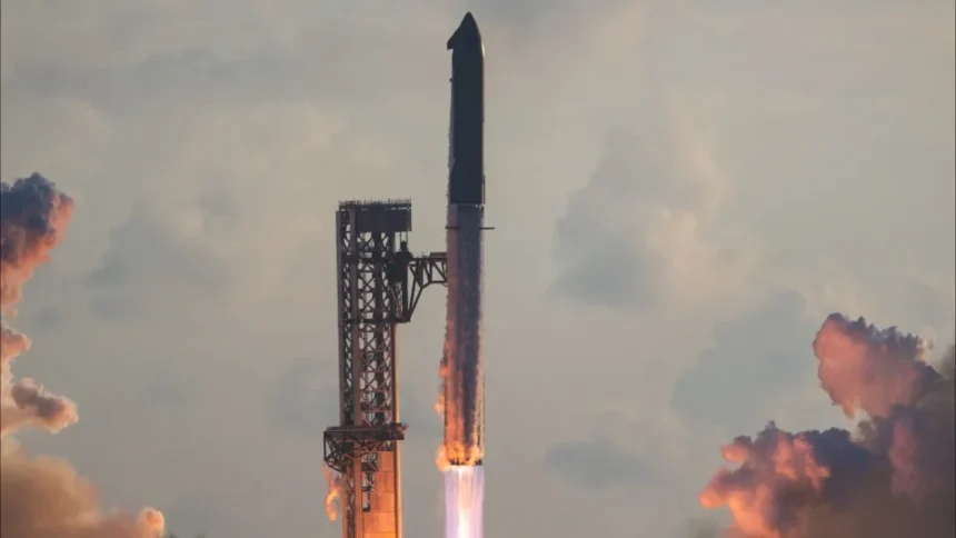 Megafoguete Starship sendo lançado de base no Texas
