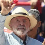 Estúdios de televisão com microfone e cenário de debate presidencial