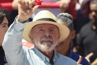 Estúdios de televisão com microfone e cenário de debate presidencial