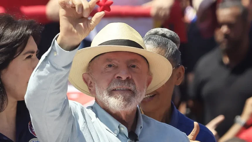Estúdios de televisão com microfone e cenário de debate presidencial