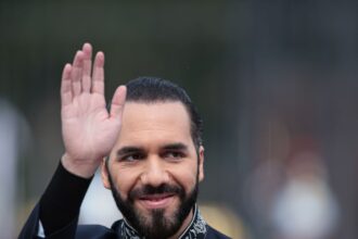 O presidente salvadorenho Nayib Bukele presta homenagem ao Exército de Libertação na Praça San Martín, antes de seu encontro com o presidente argentino Javier Milei em Buenos Aires, Argentina, em 30 de setembro de 2024