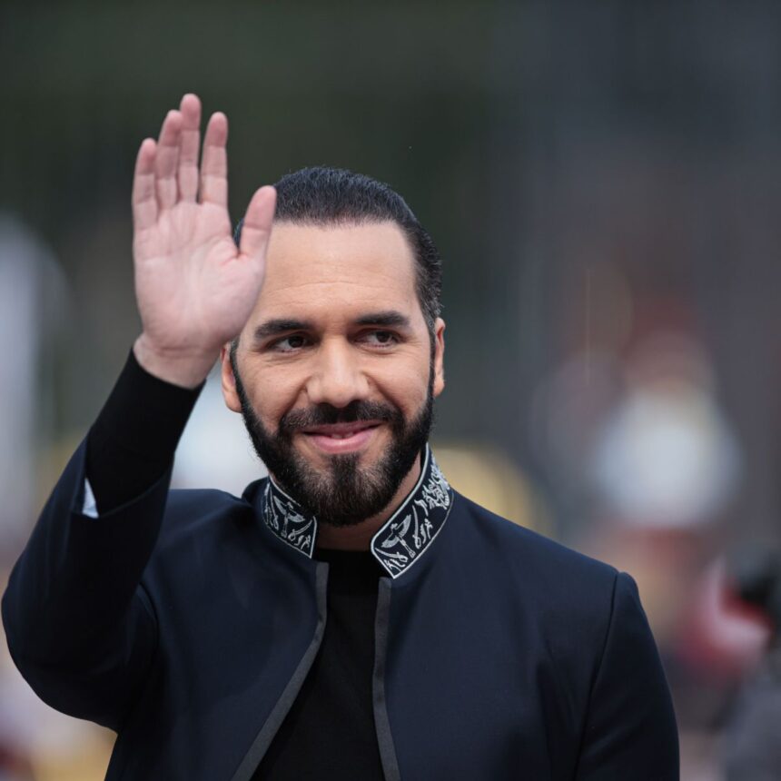 O presidente salvadorenho Nayib Bukele presta homenagem ao Exército de Libertação na Praça San Martín, antes de seu encontro com o presidente argentino Javier Milei em Buenos Aires, Argentina, em 30 de setembro de 2024