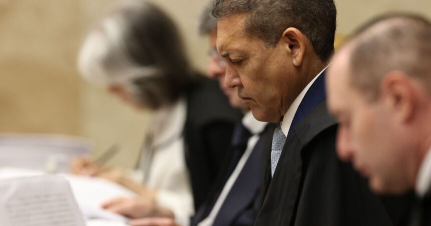Ministro Nunes Marques durante sessão plenária extraordinária do STF