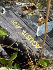 Parte do helicóptero que caiu em uma área de mata em Iaras (SP), na madrugada deste domingo